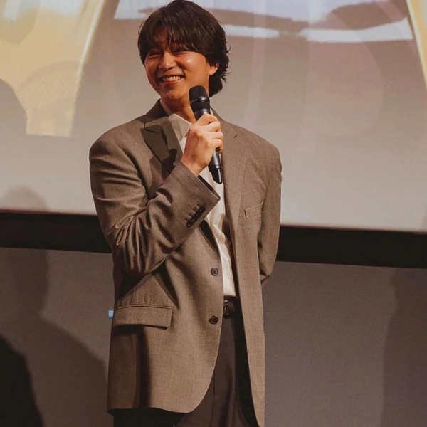 Foto populer Gong Yoo yang penuh cinta dari penggemar