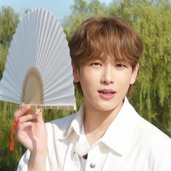 Foto populer Yim Siwan yang penuh cinta dari penggemar