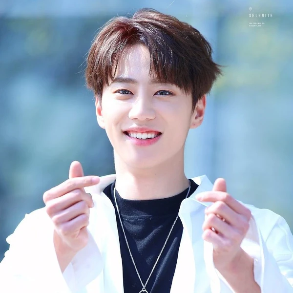 今天最受喜爱的李浚荣模样