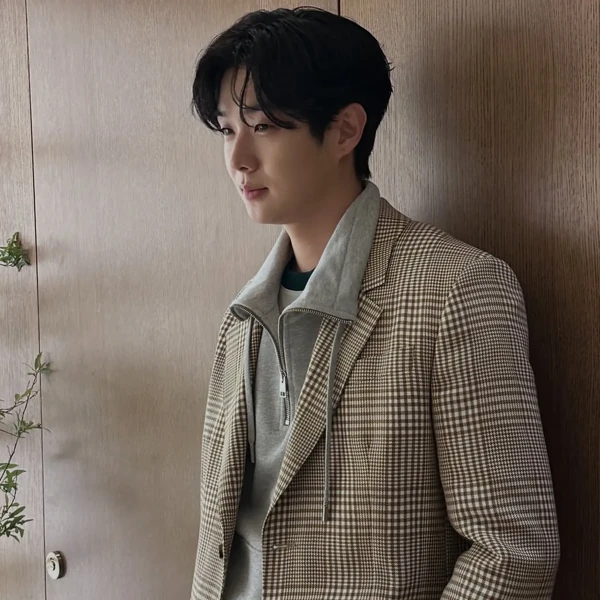 Foto populer Choi Wooshik yang penuh cinta dari penggemar