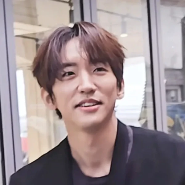 充滿粉絲愛的李承允人氣照片