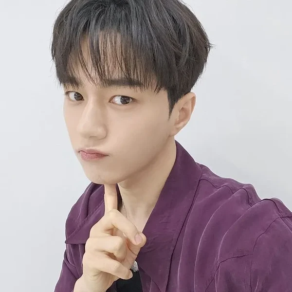 Popular photo full of fans’ love for Kim Myungsoo (L)