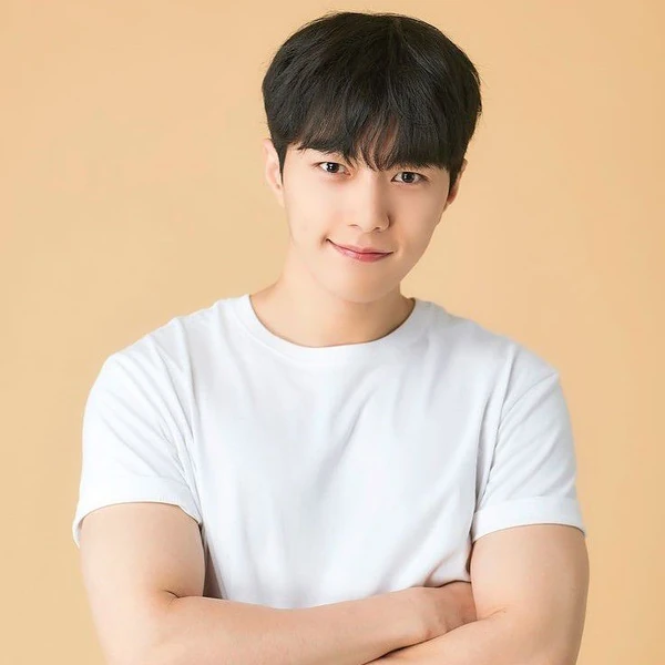 The most loved look of Kim Myungsoo (L) today