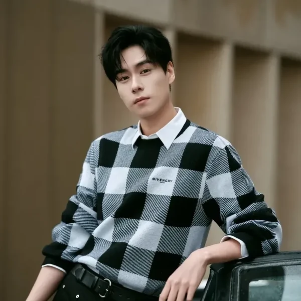 Popular photo full of fans’ love for Hu Yitian