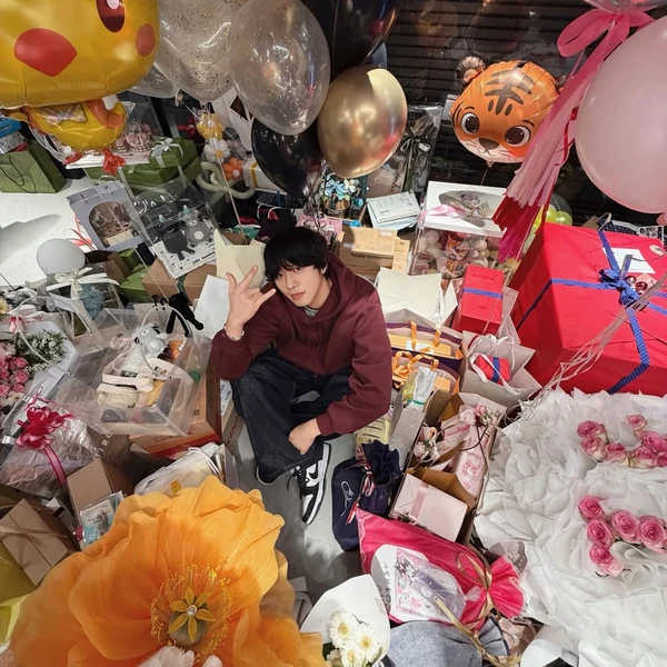 今天最受喜爱的安孝燮模样