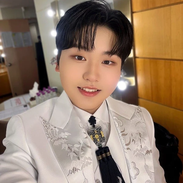 The most loved look of Park Sungon today