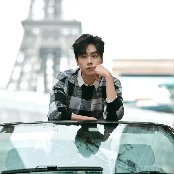 Popular photo full of fans’ love for Hu Yitian