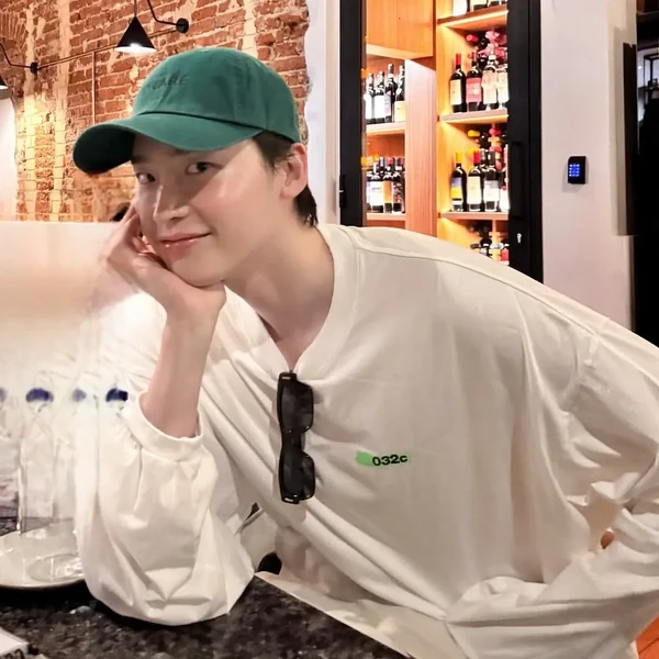 Foto populer Lee Jongsuk yang penuh cinta dari penggemar