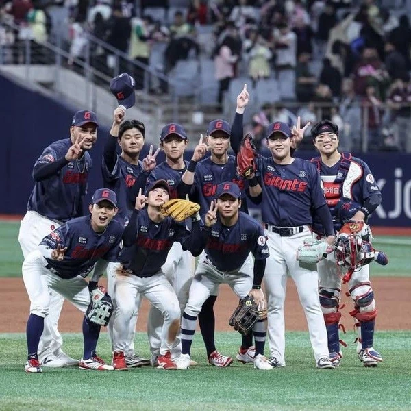 Popular photo full of fans’ love for Yoon Donghee