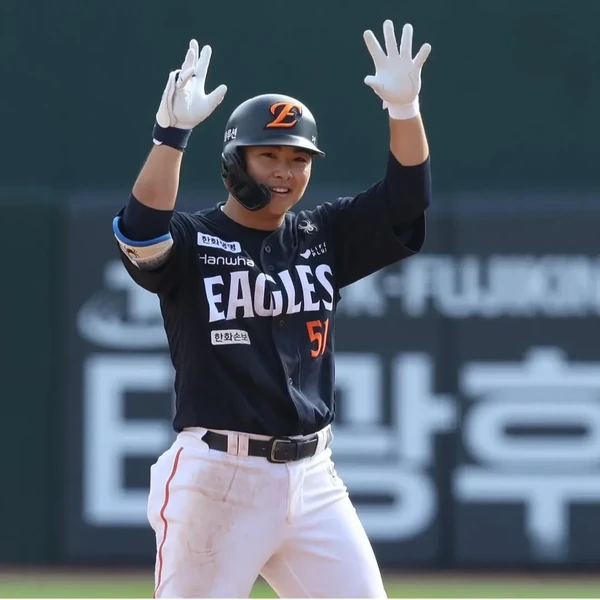 Foto utama yang menunjukkan pesona Moon HyunBin