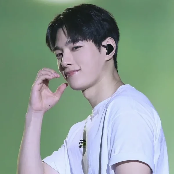 Popular photo full of fans’ love for Kim Myungsoo (L)