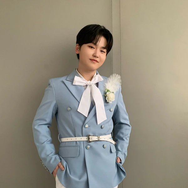 Foto populer Park Sungon yang penuh cinta dari penggemar