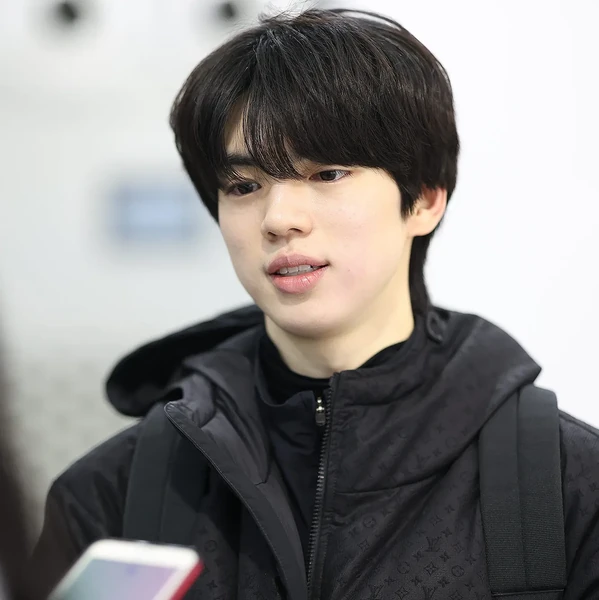 Foto utama yang menunjukkan pesona Cha Junhwan