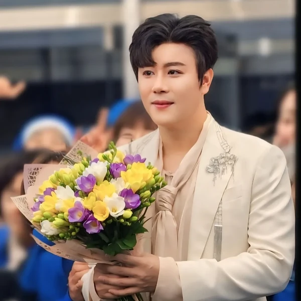 The most loved look of Jin Haesung today