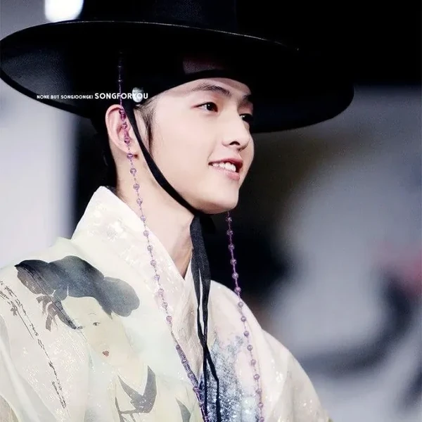 Popular photo full of fans’ love for Song Joongki