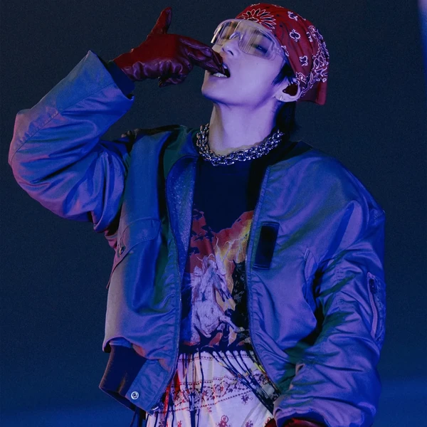 Foto populer Kim Taehyung (V) yang penuh cinta dari penggemar