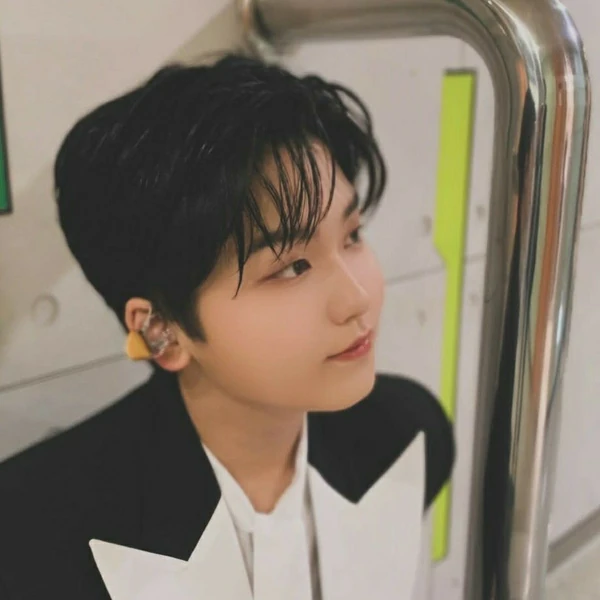 The most loved look of Park Sungon today