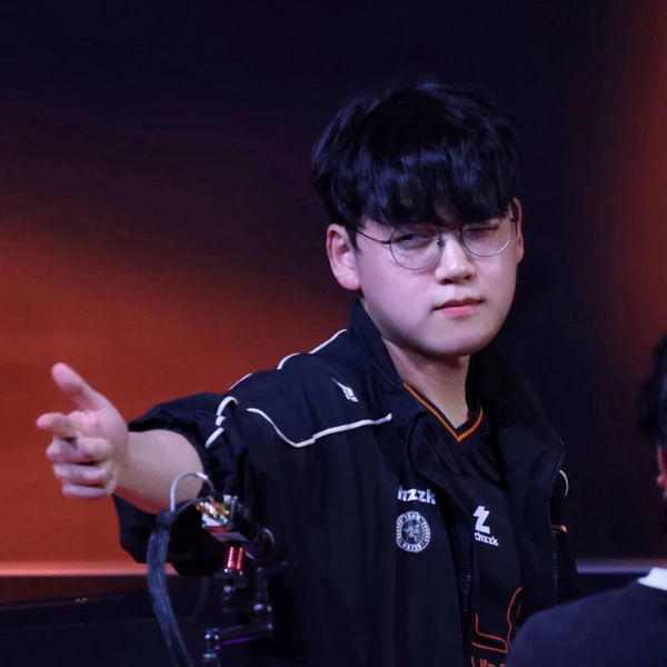 Today’s standout profile photo of Gumayusi on Choeaedol Celeb