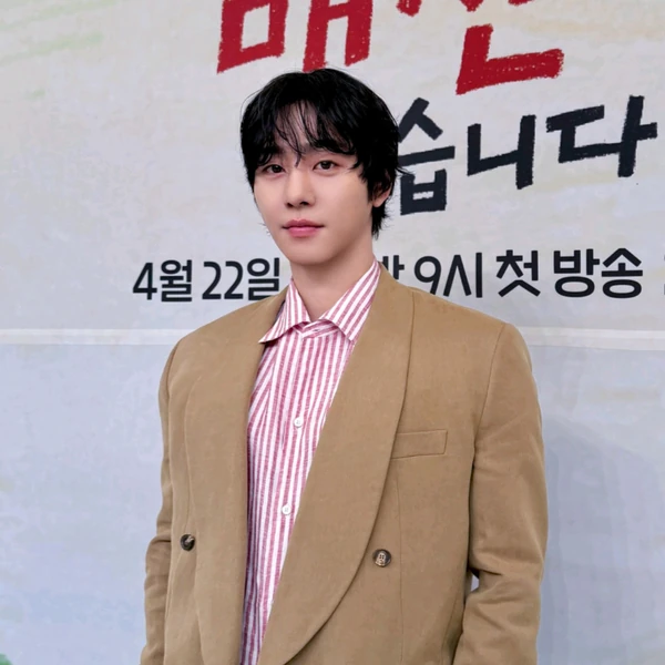 今天最受喜爱的安孝燮模样