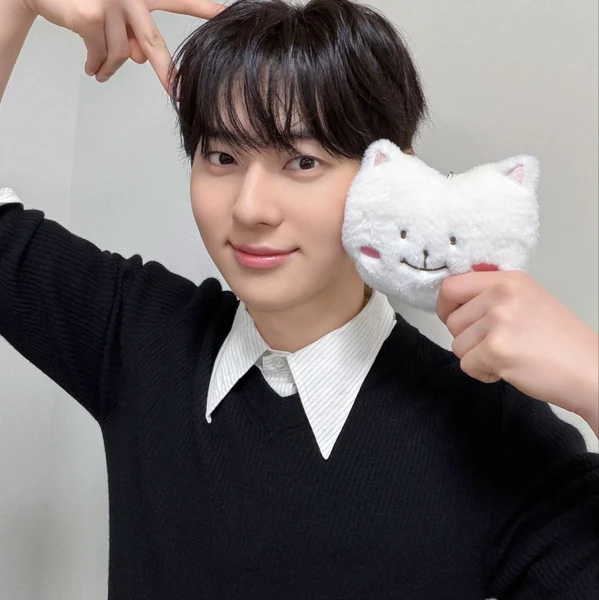 The most loved look of Hwang Minhyun today