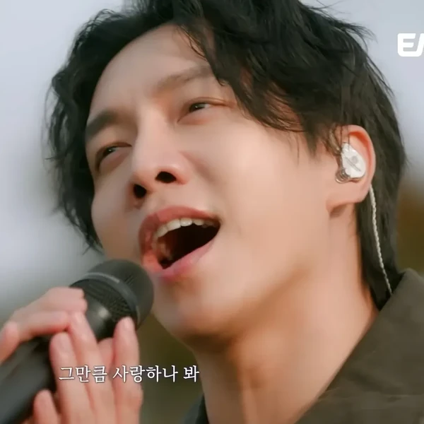 Foto populer Lee Seunggi yang penuh cinta dari penggemar