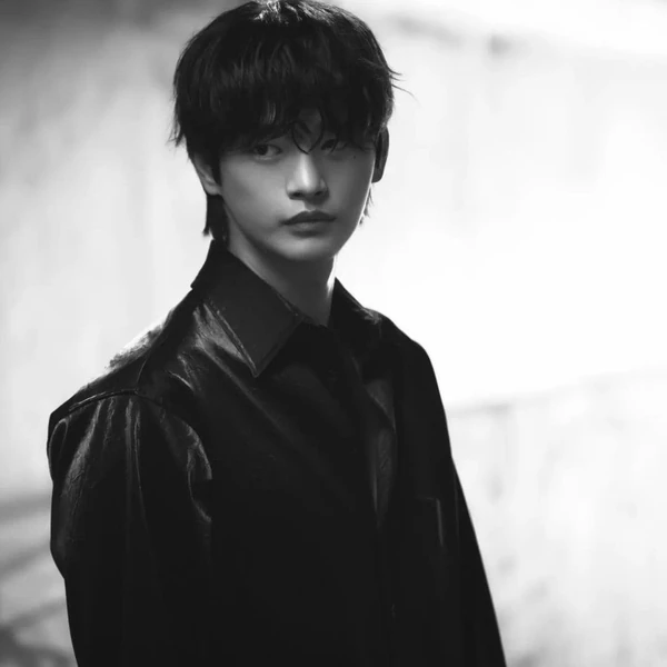 Popular photo full of fans’ love for Seo Inguk