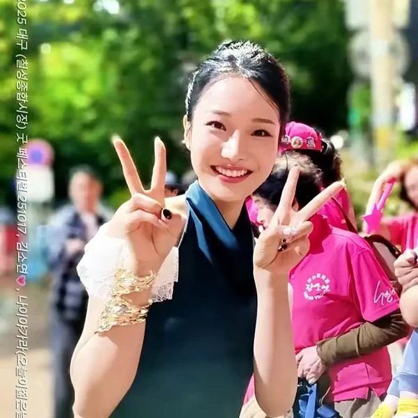 The most loved look of Kim Soyeon (2004) today