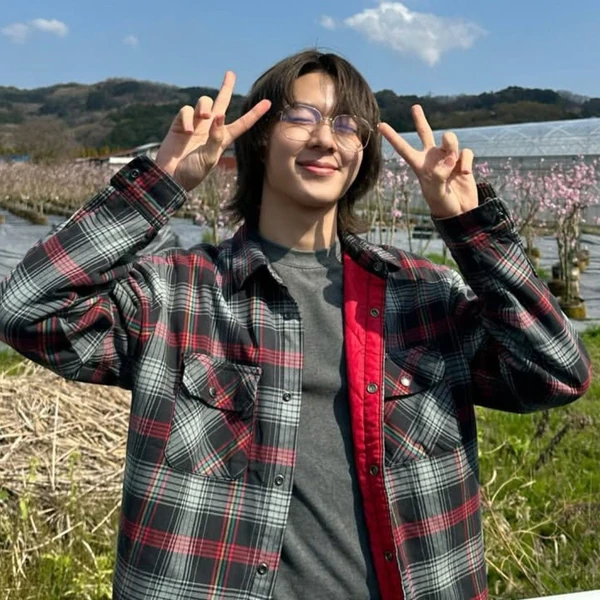 Popular photo full of fans’ love for NuNew