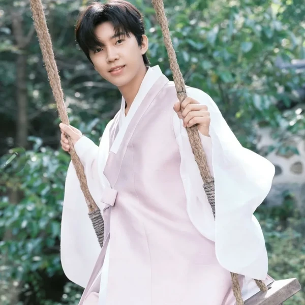 Popular photo full of fans’ love for Lim Youngwoong