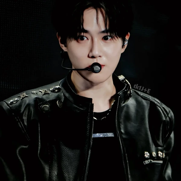 Foto populer Suho yang penuh cinta dari penggemar