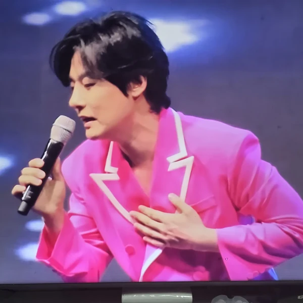 Popular photo full of fans’ love for Kang Moonkyung