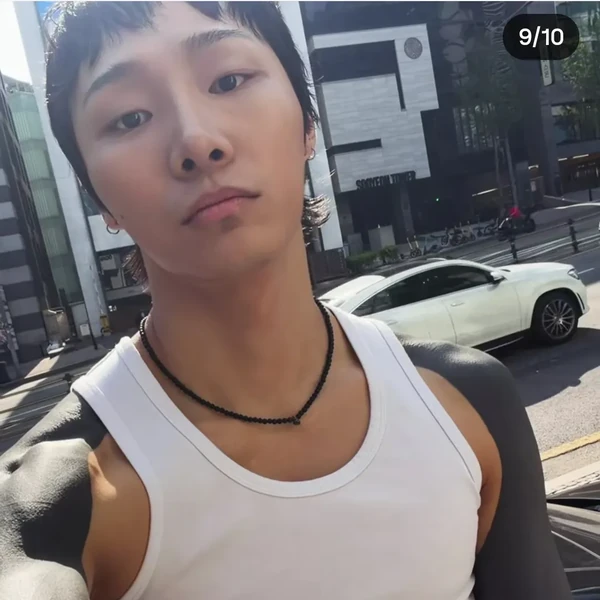 Popular photo full of fans’ love for Ki Moogan