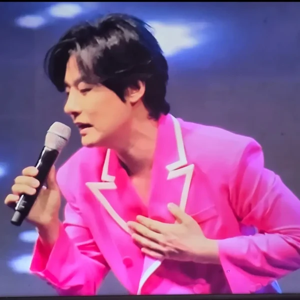 Popular photo full of fans’ love for Kang Moonkyung