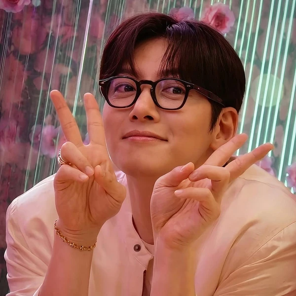 充满粉丝爱意的池昌旭人气照片