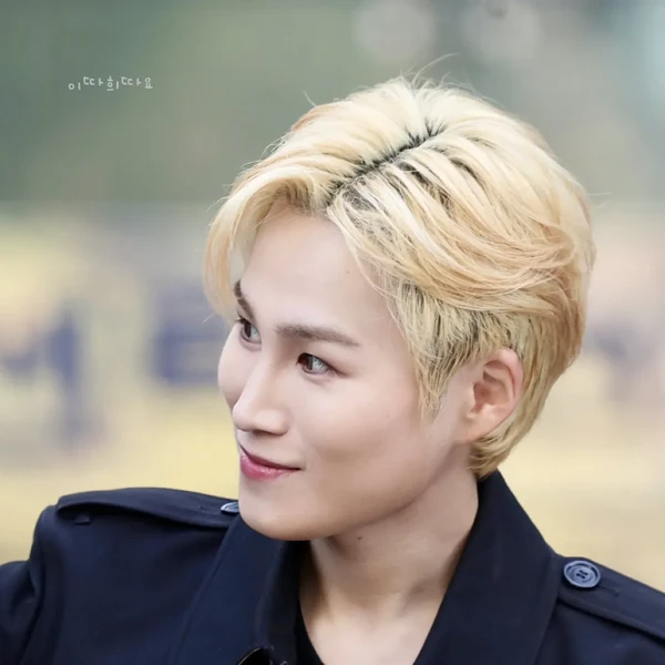 充满粉丝爱意的金熙栽人气照片