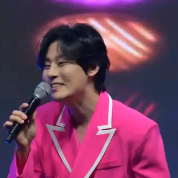 Popular photo full of fans’ love for Kang Moonkyung