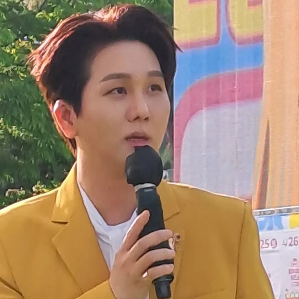 充滿粉絲愛的金秀瓚人氣照片