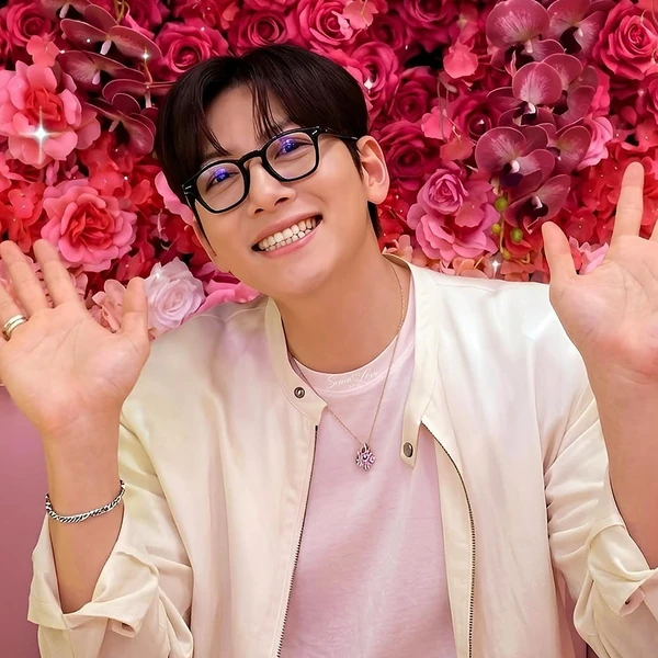 Popular photo full of fans’ love for Ji Changwook