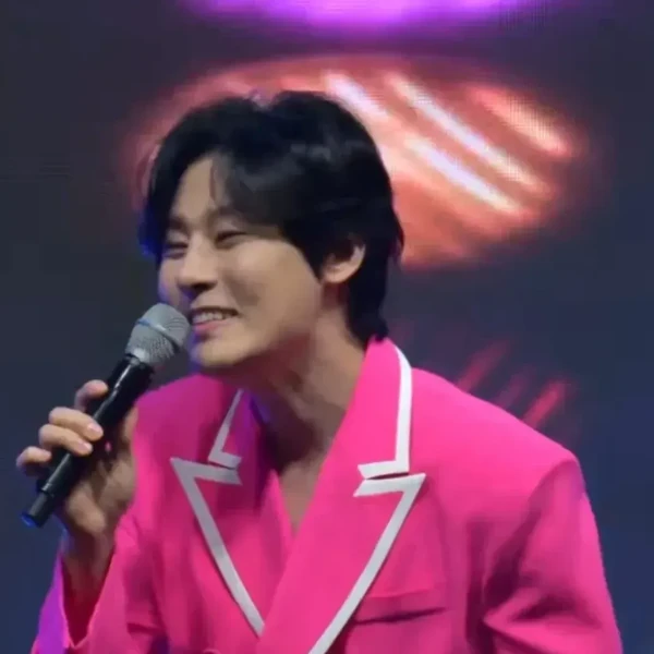 Popular photo full of fans’ love for Kang Moonkyung