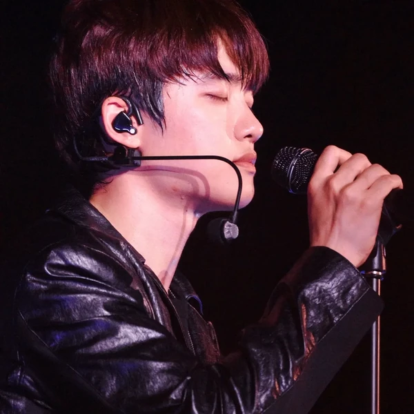 充滿粉絲愛的都暻秀 (D.O.)人氣照片