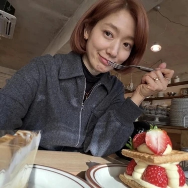 The most loved look of Park Shinhye today