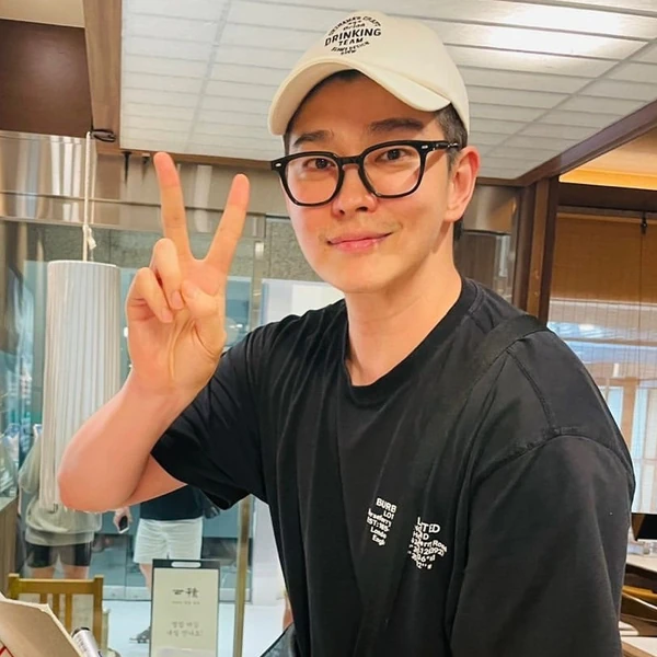 Popular photo full of fans’ love for Yoon Kyunsang