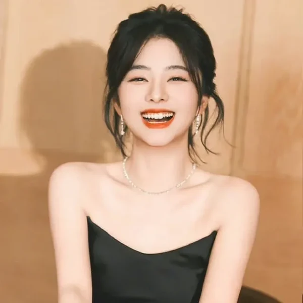 The most loved look of Tan Song Yun today