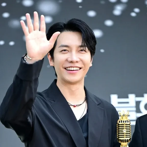 Popular photo full of fans’ love for Lee Seunggi