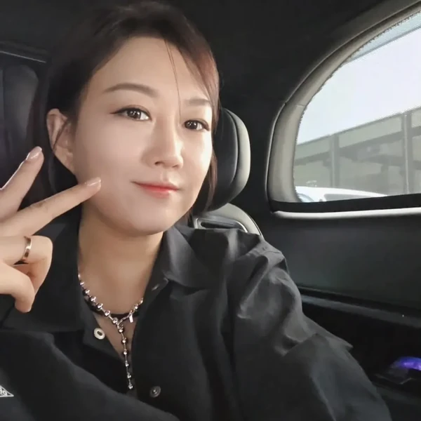 Popular photo full of fans’ love for Jang Yoonjeong