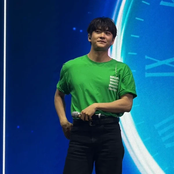 Popular photo full of fans’ love for Kang Taeoh