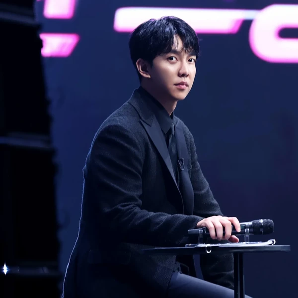 Foto populer Lee Seunggi yang penuh cinta dari penggemar