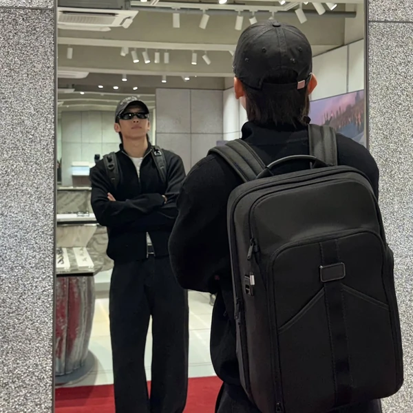 Popular photo full of fans’ love for Dex