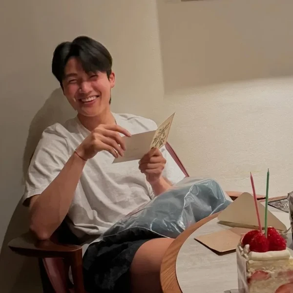 Popular photo full of fans’ love for Seol Youngwoo