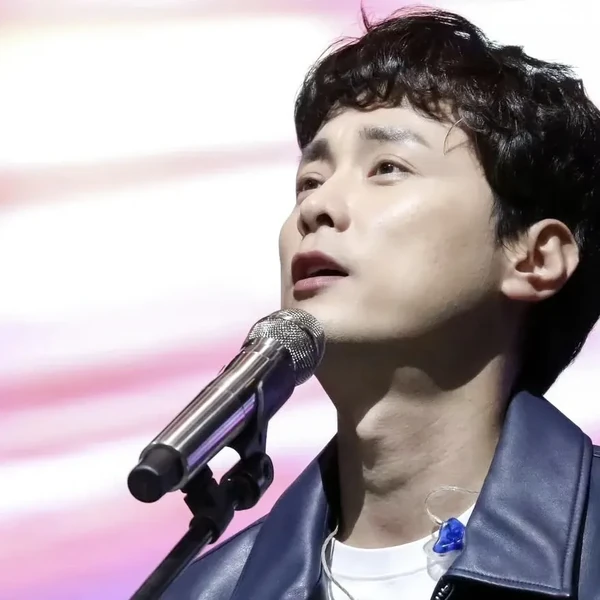 Popular photo full of fans’ love for Min Kyunghoon